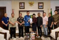 Produser sekaligus Penulis Skenario Film 'Samudra', Dewi Budiati (tengah) bersama kru foto bersama Wali Kota Medan Rico Waas saat audiensi di Balai Kota Medan, Kamis (12/6/2025).