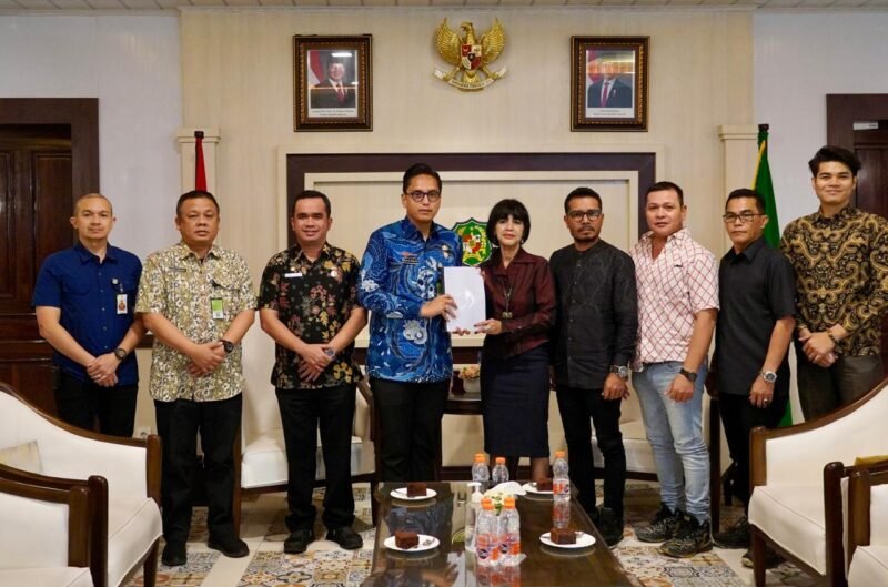 Produser sekaligus Penulis Skenario Film 'Samudra', Dewi Budiati (tengah) bersama kru foto bersama Wali Kota Medan Rico Waas saat audiensi di Balai Kota Medan, Kamis (12/6/2025).