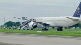 MENDARAT DARURAT : Pesawat Saudi Airlines mendarat darurat di bandara Kualanamu setelah mendapat ancaman bom 17/6 (ISTIMEWA)