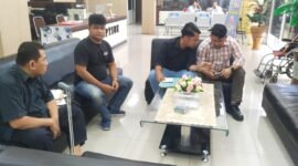 Saharuddin bersama tim saat membuat Laporan ke Mapoldasu (16/8)