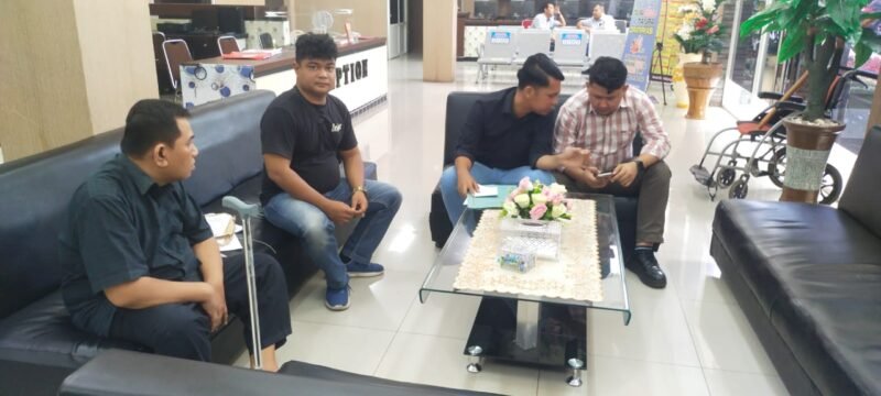 Saharuddin bersama tim saat membuat Laporan ke Mapoldasu (16/8)