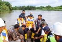 Foto : Kepala BBWS Sumatera II Medan, Agus Safari bersama PPK Sungai dan Pantai I, Anthoni Sumuang Siahaan, Kabid Operasi dan Pemeliharaan SDA, Ali Cahyadi Ahmad, Kasatker Operasi dan Pemeliharaan SDA, Indra Kurnia, , PPK Operasi dan Pemeliharaan II, Dedek Hariansyah Lubis meninjau langsung Sungai Sukaraja-Asahan saat meluap. (Istimewa)