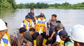 Foto : Kepala BBWS Sumatera II Medan, Agus Safari bersama PPK Sungai dan Pantai I, Anthoni Sumuang Siahaan, Kabid Operasi dan Pemeliharaan SDA, Ali Cahyadi Ahmad, Kasatker Operasi dan Pemeliharaan SDA, Indra Kurnia, , PPK Operasi dan Pemeliharaan II, Dedek Hariansyah Lubis meninjau langsung Sungai Sukaraja-Asahan saat meluap. (Istimewa)