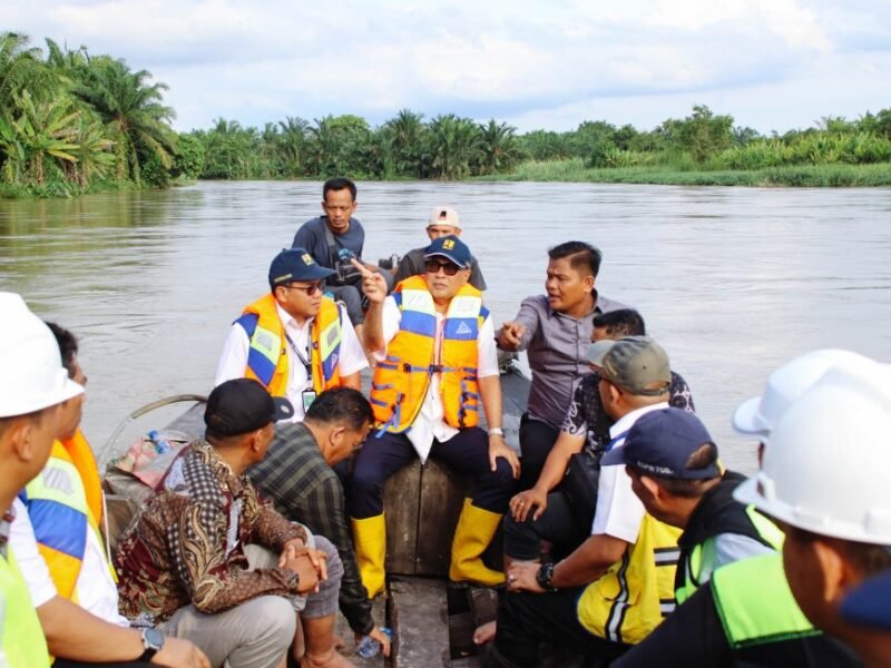 Foto : Kepala BBWS Sumatera II Medan, Agus Safari bersama PPK Sungai dan Pantai I, Anthoni Sumuang Siahaan, Kabid Operasi dan Pemeliharaan SDA, Ali Cahyadi Ahmad, Kasatker Operasi dan Pemeliharaan SDA, Indra Kurnia, , PPK Operasi dan Pemeliharaan II, Dedek Hariansyah Lubis meninjau langsung Sungai Sukaraja-Asahan saat meluap. (Istimewa)