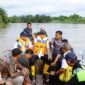 Foto : Kepala BBWS Sumatera II Medan, Agus Safari bersama PPK Sungai dan Pantai I, Anthoni Sumuang Siahaan, Kabid Operasi dan Pemeliharaan SDA, Ali Cahyadi Ahmad, Kasatker Operasi dan Pemeliharaan SDA, Indra Kurnia, , PPK Operasi dan Pemeliharaan II, Dedek Hariansyah Lubis meninjau langsung Sungai Sukaraja-Asahan saat meluap. (Istimewa)