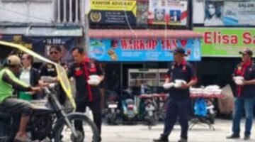 Jumat Barokah, DPP TKN Kompas Nusantara Berbagi Paket Makanan Dengan Pengguna Jalan