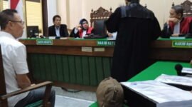 Terdakwa Alexander Halim alias Akuang penjual hutan konservasi SM. Karang Gading, Langkat mendengarkan pembacaan putusan majelis hakim Pengadilan tipikor di PN Medan. Foto: BBKSDA Sumut