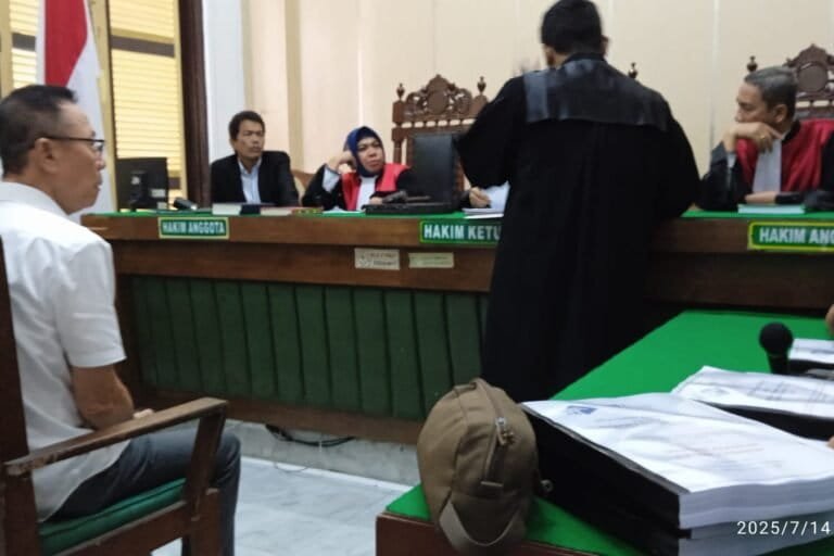 Terdakwa Alexander Halim alias Akuang penjual hutan konservasi SM. Karang Gading, Langkat mendengarkan pembacaan putusan majelis hakim Pengadilan tipikor di PN Medan. Foto: BBKSDA Sumut