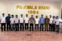 Ricky Anthony (tengah) berfoto bersama jajaran pengurus Pabrik Gula Kwala Madu