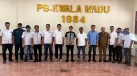 Ricky Anthony (tengah) berfoto bersama jajaran pengurus Pabrik Gula Kwala Madu