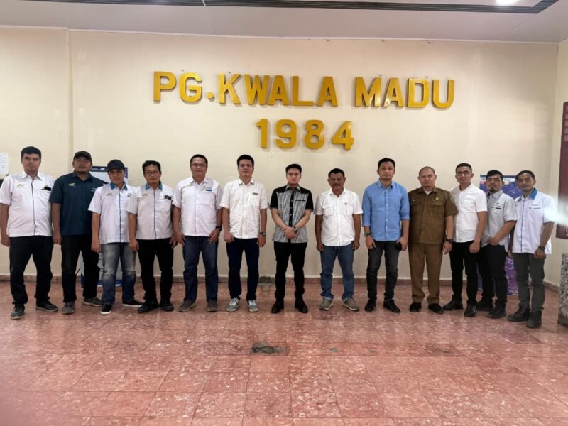 Ricky Anthony (tengah) berfoto bersama jajaran pengurus Pabrik Gula Kwala Madu