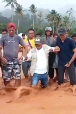 Demi Salurkan Bantuan ke Hutanabolon, Bupati Tapteng Nyaris Terbawa Arus