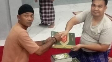 Pimpinan Dan Redaksi SSOL.Id Sampaikan Bantuan Al Qur’an Ke Mesjid Saleh Anwar Patumbak
