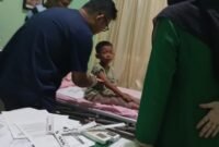 FZ(6) warga sekitar Rumah Acil Lubis yang terkena lemparan Besi OTK saat mendapatkan perawatan intensif.