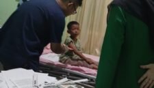 FZ(6) warga sekitar Rumah Acil Lubis yang terkena lemparan Besi OTK saat mendapatkan perawatan intensif.