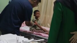 FZ(6) warga sekitar Rumah Acil Lubis yang terkena lemparan Besi OTK saat mendapatkan perawatan intensif.