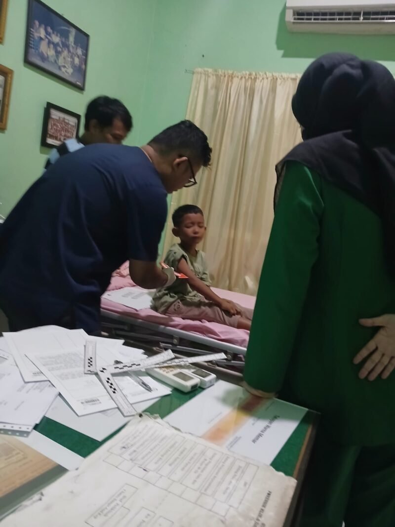 FZ(6) warga sekitar Rumah Acil Lubis yang terkena lemparan Besi OTK saat mendapatkan perawatan intensif.