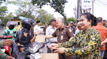 Berbagi Berkah Bulan Ramadhan 1447 H, Kajati Sumut Bagikan Ratusan Paket Takjil