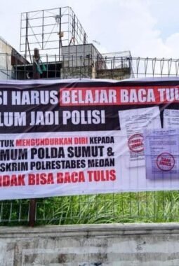 Viral! Spanduk ‘Polisi Harus Belajar Baca Tulis’ Gegerkan Bundaran SIB Medan