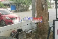 Mobil merah yang nongkrong di sisi kiri halaman kantor redaksi Aktual Online sempat difoto sebelum sempat pergi.(istimewa)