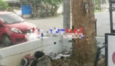 Mobil merah yang nongkrong di sisi kiri halaman kantor redaksi Aktual Online sempat difoto sebelum sempat pergi.(istimewa)