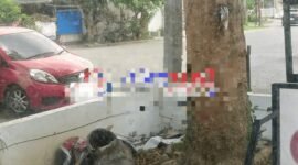 Mobil merah yang nongkrong di sisi kiri halaman kantor redaksi Aktual Online sempat difoto sebelum sempat pergi.(istimewa)