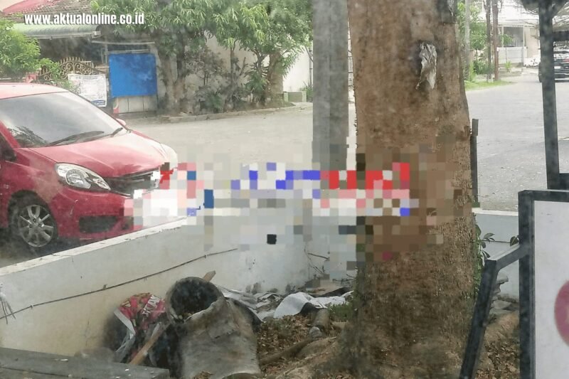 Mobil merah yang nongkrong di sisi kiri halaman kantor redaksi Aktual Online sempat difoto sebelum sempat pergi.(istimewa)