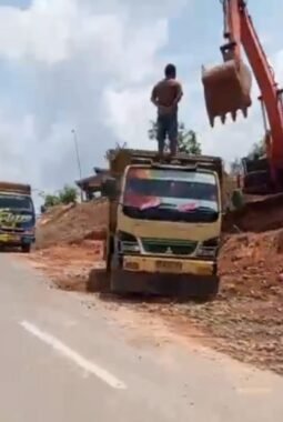 Jalan Protokol KM 12 Muara Pertemuan Makan Korban, Gara-gara Galian C Proyek Jembatan Tak Berizin