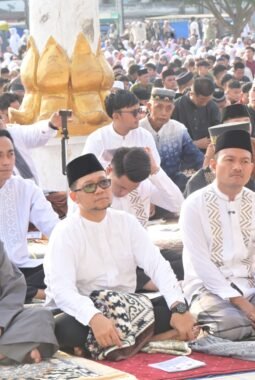 Wali Kota dan Wakil Wali Kota Tanjungbalai Bersama Ribuan Warga Laksanakan Sholat Ied di Alun Alun Sultan Abdul Jalil Rahmadsyah