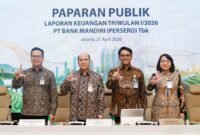 Foto Dari Kiri ke Kanan:
Direktur Corporate Banking Bank Mandiri M. Rizaldi,
Direktur Utama Bank Mandiri Riduan,
(P) Direktur Finance & Strategy Bank Mandiri Novita Widya Anggraini, Wakil Direktur Utama Bank Mandiri Henry Panjaitan