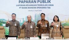 Foto Dari Kiri ke Kanan:
Direktur Corporate Banking Bank Mandiri M. Rizaldi,
Direktur Utama Bank Mandiri Riduan,
(P) Direktur Finance & Strategy Bank Mandiri Novita Widya Anggraini, Wakil Direktur Utama Bank Mandiri Henry Panjaitan