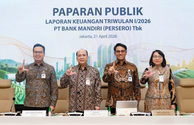 Foto Dari Kiri ke Kanan:
Direktur Corporate Banking Bank Mandiri M. Rizaldi,
Direktur Utama Bank Mandiri Riduan,
(P) Direktur Finance & Strategy Bank Mandiri Novita Widya Anggraini, Wakil Direktur Utama Bank Mandiri Henry Panjaitan