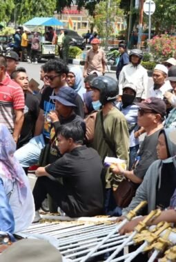 Pedagang Kaki Lima Tolak Direlokasi, Massa Demo Kantor Wali Kota Binjai