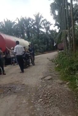 Jalan Rusak, Masyarakat Batang Pane Tuntut PT. Paluta Inti Sawit