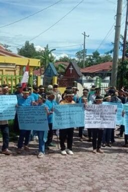 Warga Demo ke Dinas Lingkungan Hidup Toba, Minta Tambang Batu di Tepi Danau Toba Dilegalkan
