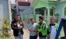 Becak Rusak di Tengah Jalan, Herman Haru Dapat Bantuan dari GRIB Jaya Medan dan Gojek Medan Peduli