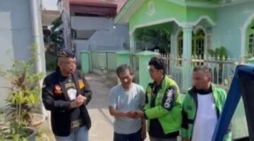Becak Rusak di Tengah Jalan, Herman Haru Dapat Bantuan dari GRIB Jaya Medan dan Gojek Medan Peduli