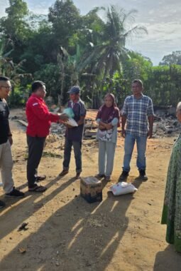 LSM  Terkams Sergai Berikan Tali Asih Kepada Korban Kebakaran Desa Simpang EmLSMpat