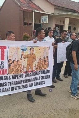 Demo Cabdis Pendidikan Tapteng Memanas, Massa Desak Bobby Nasution Copot Ahmad Dasuki