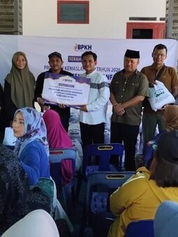 Rumah Aspirasi Sugiat Santoso Bagikan Daging Kurban-1.000 Paket Sembako di Langkat