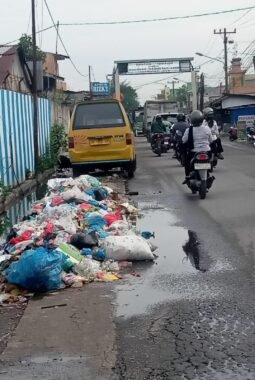 Tumpukan Sampah di Jalan Pertahanan Patumbak Kampung Ganggu Pengguna Jalan