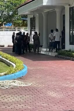 Tim Labfor Polda Sumut Olah TKP Penembakan Rumah Dinas Wabup Deli Serdang