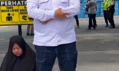Dilarang Masuk Kantor Pertamina, Ketua Buruh Terpaksa Sholat di Luar Sambil Bentang Spanduk
