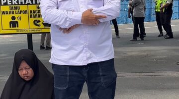 Dilarang Masuk Kantor Pertamina, Ketua Buruh Terpaksa Sholat di Luar Sambil Bentang Spanduk