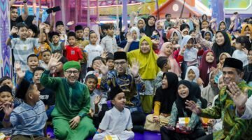 Peringati Lebaran Yatim 10 Muharram, Rico Waas Ajak Anak Yatim Duafa Belanja Baju Baru