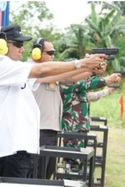 Syah Afandin Ikut “Menembak Gembira” HUT Bhayangkara ke-80