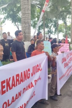Ratusan Warga Demo di Depan Kantor Bupati Deli Serdang, Terkait Dana Desa dan BLT