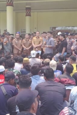 Ratusan Warga Dalihan Natolu Demo di Kantor Bupati Palas, Tuntut Tanah Adat Dikembalikan