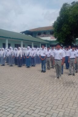 19 Pelajar SMA Taman Siswa Tapian Dolok Dilatih Paskibra oleh Babinsa Sambut HUT RI ke-81