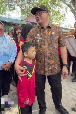 Bupati Deli Serdang Apresiasi Siswa SMPN 2 Lubuk Pakam Berprestasi Meski Kondisi Kesehatan Terbatas